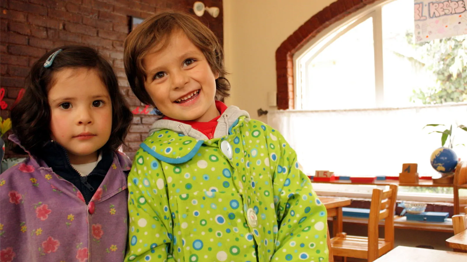 Niños aprendiendo con método Montessori
