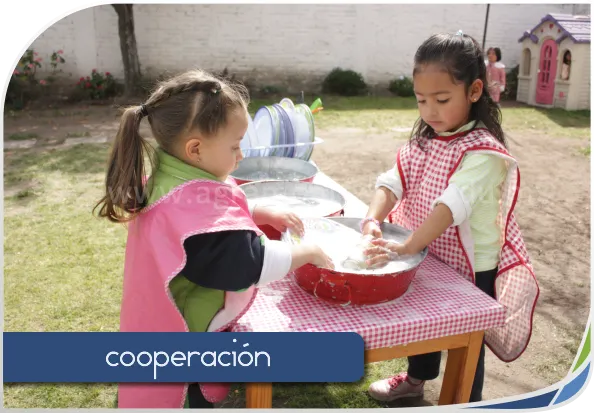 niñas en un ambiente armonioso en colegio Montessori