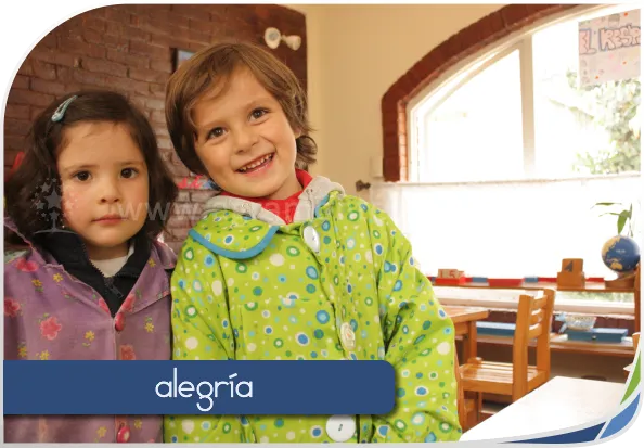 niñas en un ambiente armonioso en colegio Montessori