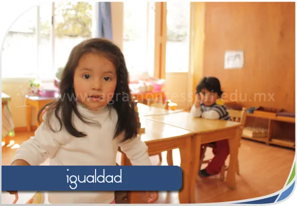 niñas en un ambiente armonioso en colegio Montessori