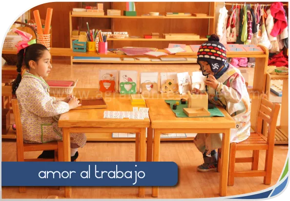 niñas en un ambiente armonioso en colegio Montessori